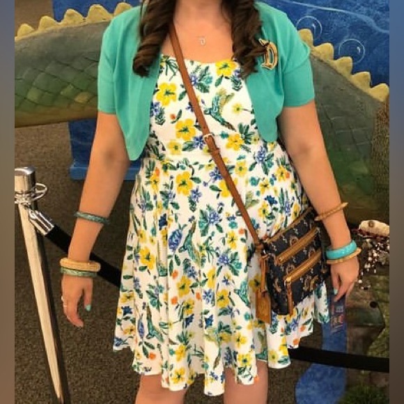 Old navy fit & flare dress size large. White with yellow/blue floral & parrots - Picture 1 of 4